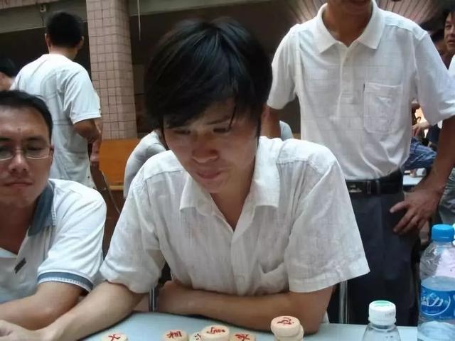 象棋大师孙浩宇"踢馆"深圳棋坛:给了深圳几分薄面,没有全杀光