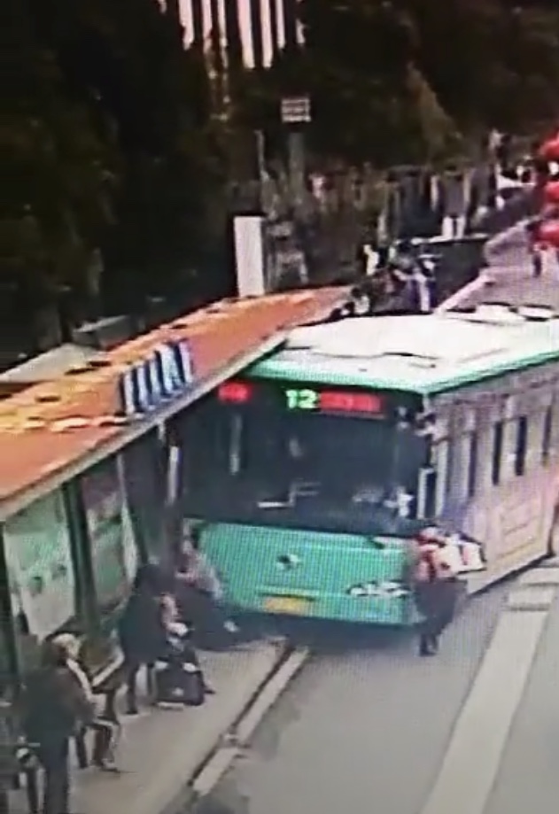 江苏盐城公交冲上站台撞伤两名候车者！伤者无危险，事故原因正查