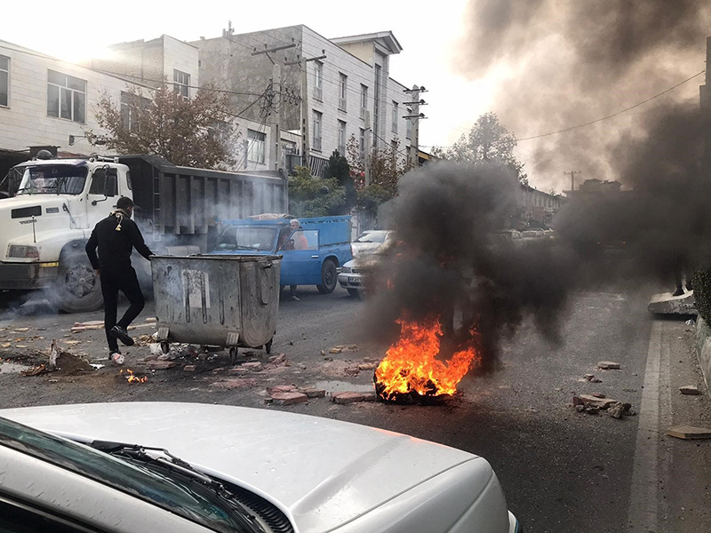 因油价上调伊朗多地爆发示威游行，致一人死亡多人受伤