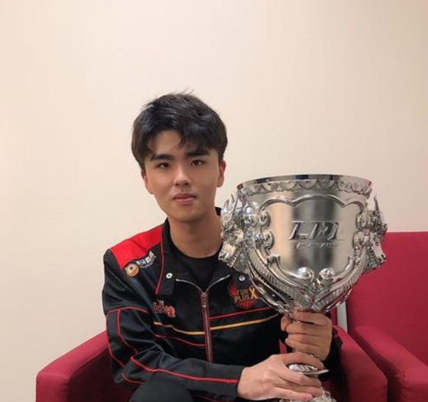 Lwx选走uzi封神英雄冠军皮肤,惨遭网络暴力,V