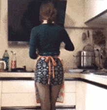 爆笑GIF图：果然上得厅堂下得厨房的女人最迷人，看着背影就知道了_发型