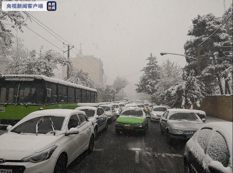 小心！伊朗多地遭降雪民众出行受阻
