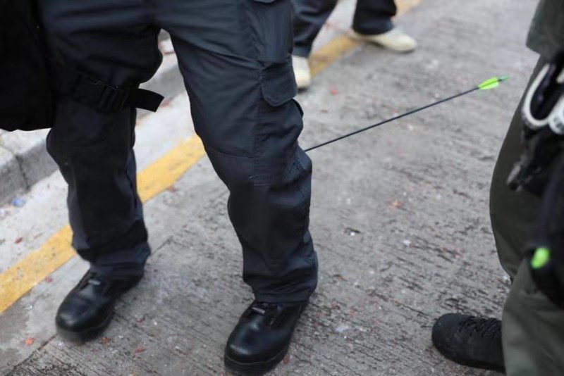 香港警方：暴徒攻击警方防线有警员腿部中箭