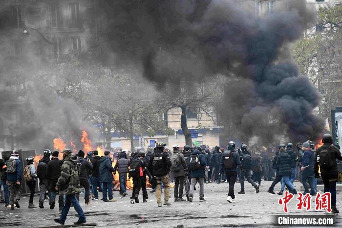 法国“黄马甲”运动一周年：暴力示威重现巴黎