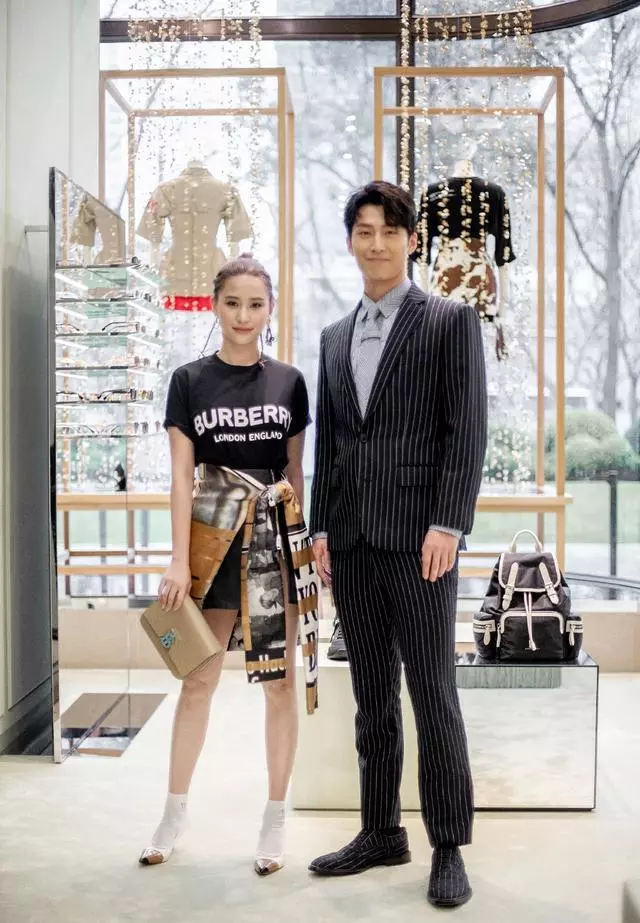 何超莲窦骁机场秀恩爱 8f6e9daeb4c6444ab896ca01ce31ed71.png