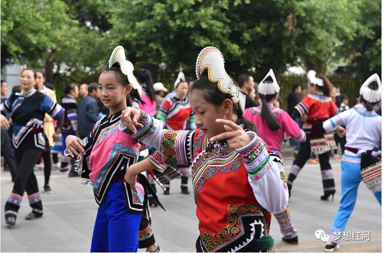 红河县万人齐跳乐作舞歌声舞姿嗨翻全城这一波美图视频快递等你来收