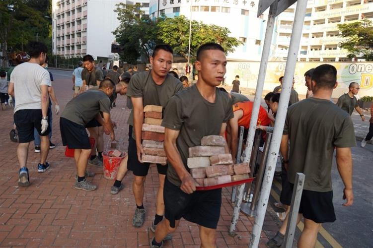 解放军自发走上香港街头清除路障赢得现场市民阵阵掌声