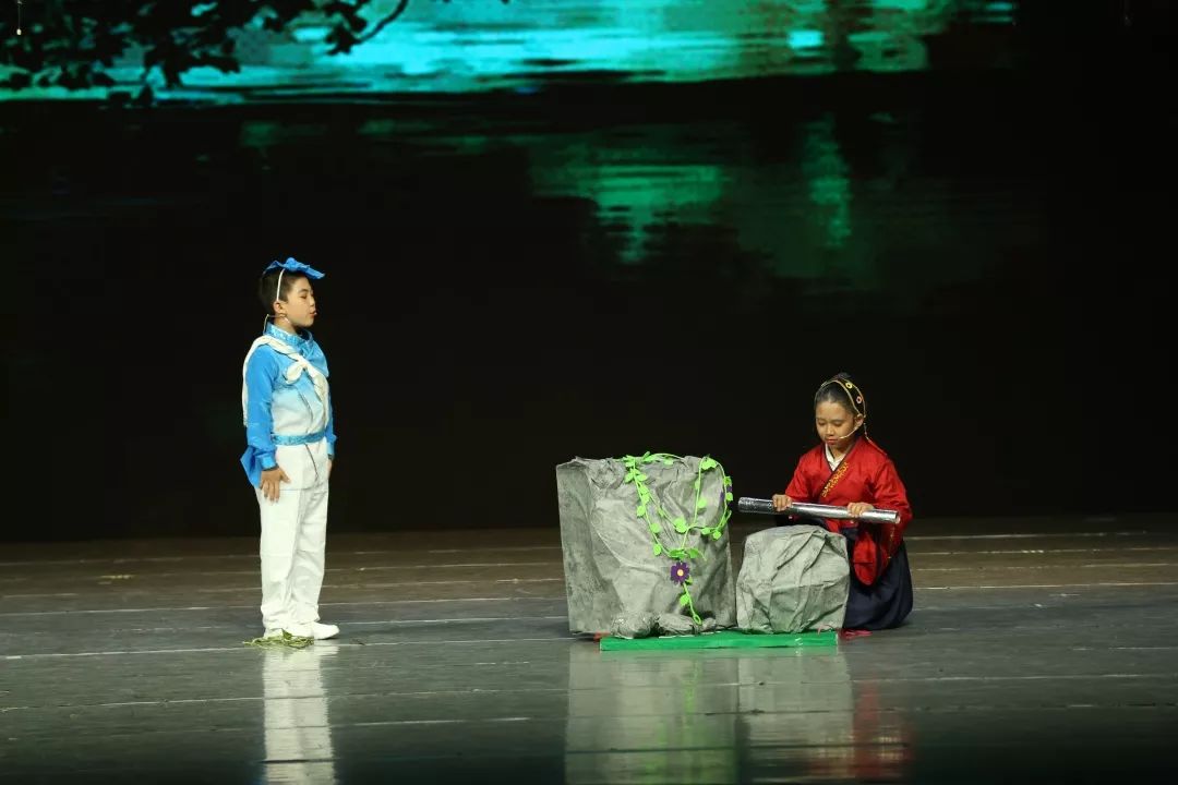 已加入儿童团的放牛娃王二小,为了掩护村民安全转移,他不顾自己的生命