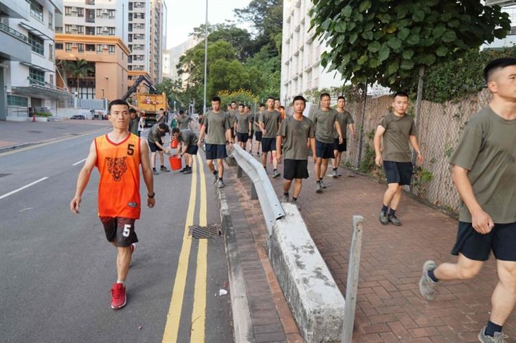 解放军自发走上香港街头清除路障赢得现场市民阵阵掌声