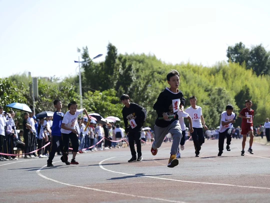 11月16,17日,弥勒市第一中学举行了第23届中学生体育节冬季运动会.