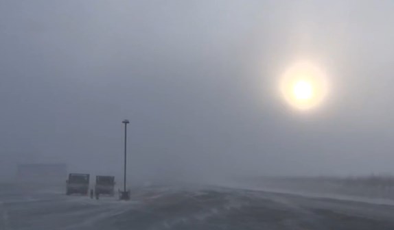 新疆阿勒泰风吹雪 部分道路封闭