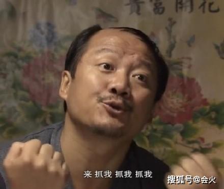 “谢广坤”饰演者唐鉴军被告上法庭索赔45万后，潇洒烤肉似不受影响 
