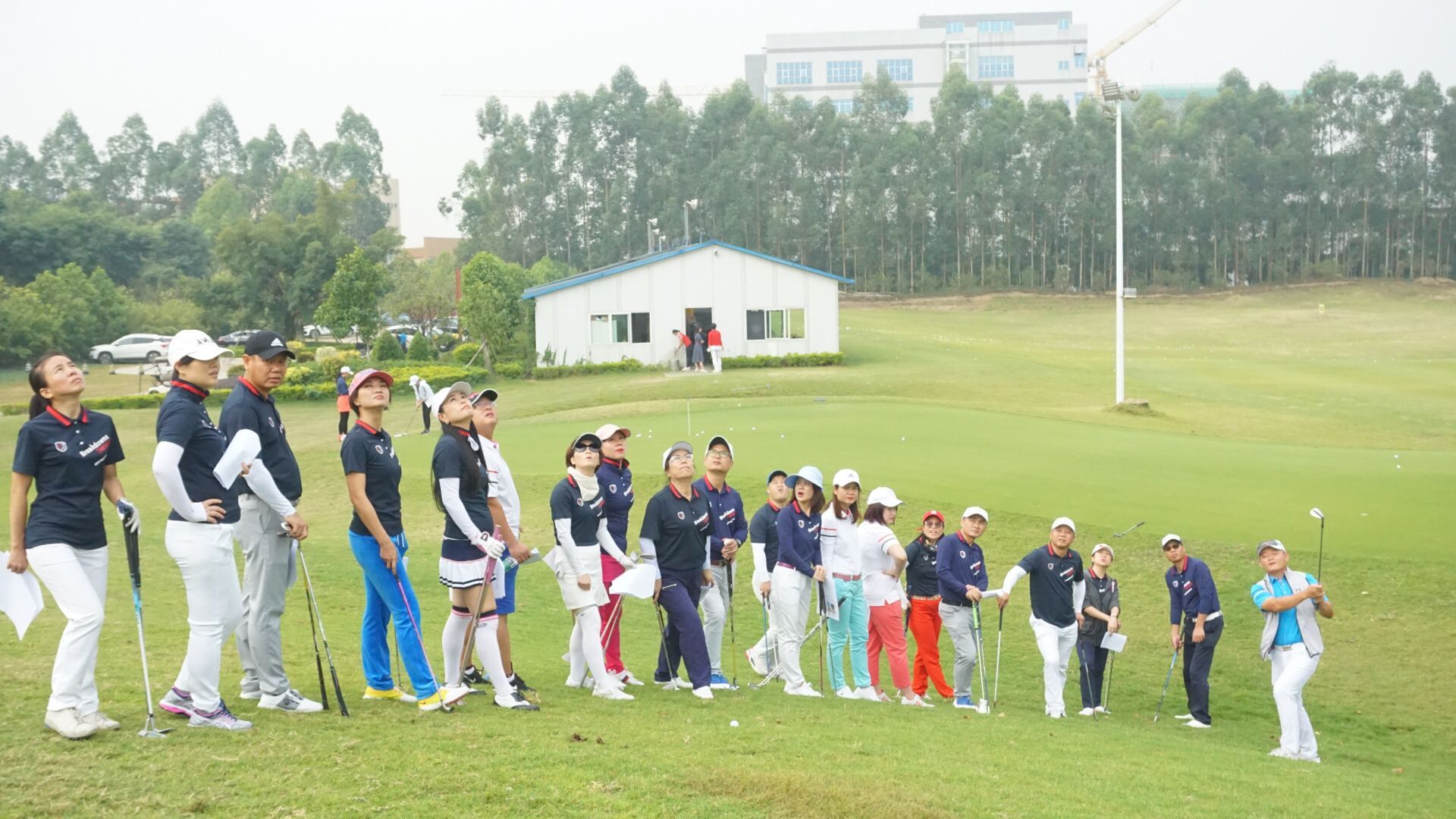 广州普高会cbd精英一班高尔夫下场实践教练与学员面对面互动交流