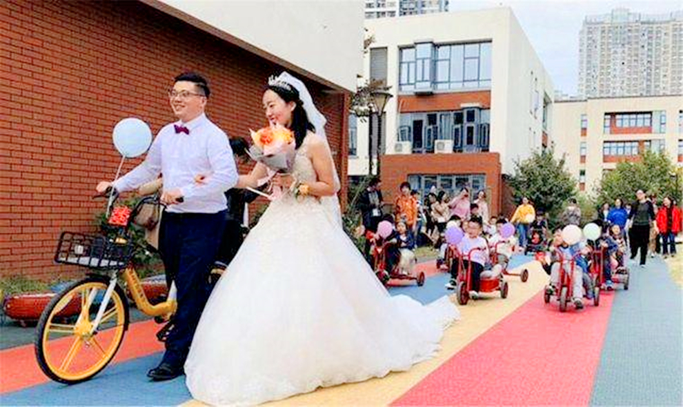原创幼儿园老师婚礼，28个娃组成“送亲天团”，网友：最奢华的婚礼