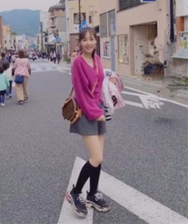 马蓉撇下孩子游日本，穿毛衣短裤装少女，引来路人围观拍照！_颜色
