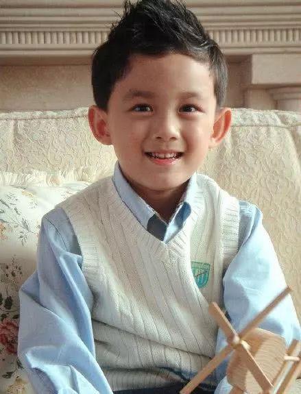 在众多的明星童年照片中,吴磊弟弟的童年照是辨识度最高的.