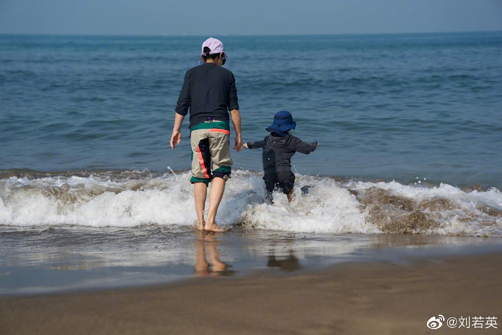 刘若英带儿子去海边玩耍罕见晒照，4岁酷酷身高和肌肉太惊人_熊孩子