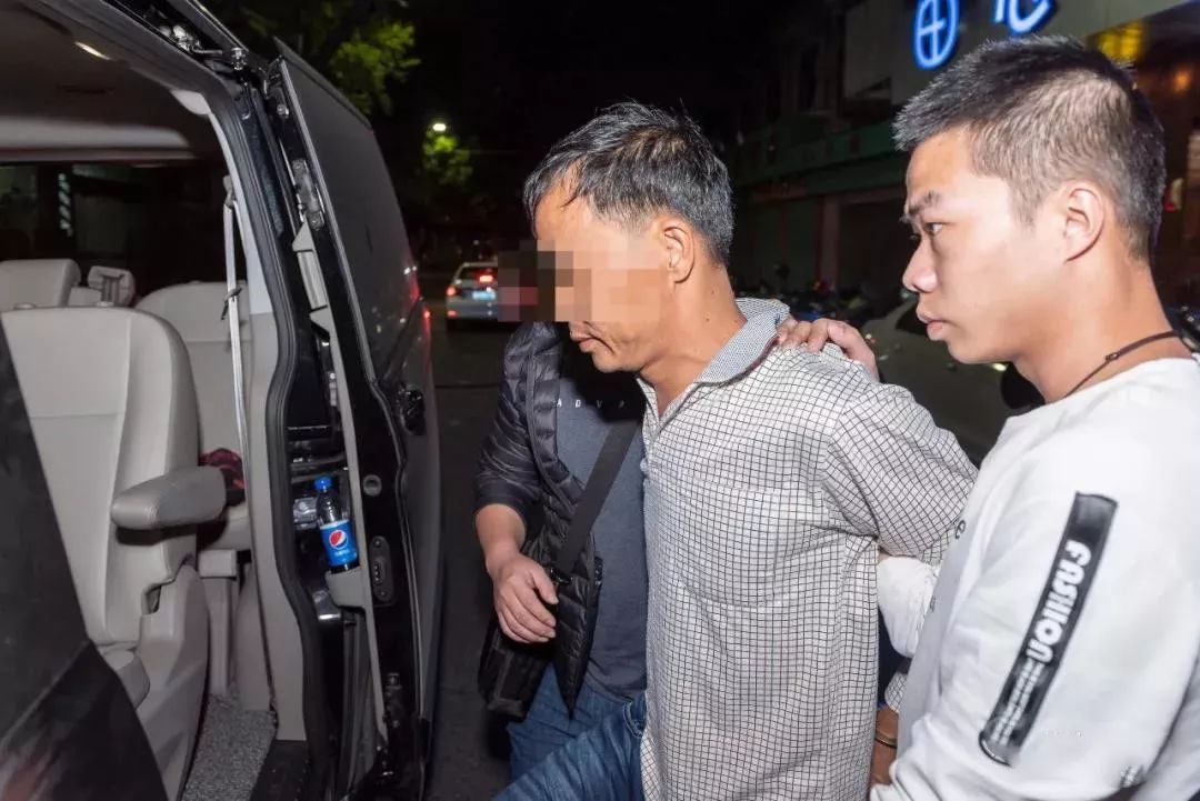 据犯罪嫌疑人陈某亮交代, 当年因为纠纷,他伙同他人将受害人江某殴打