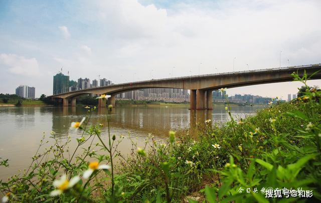 南宁市龙岗大桥横跨邕江,贯通南北,北连青秀区仙葫经济开发区蓉茉大道