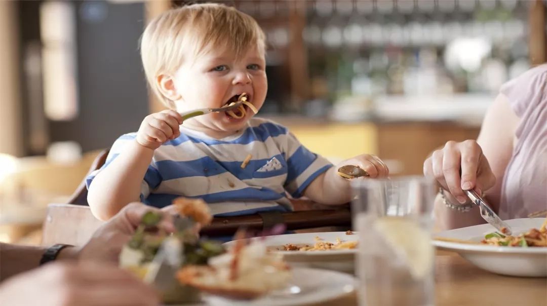 孩子吃饭慢，遭幼儿园老师“特殊对待”，新手妈妈如何应对？