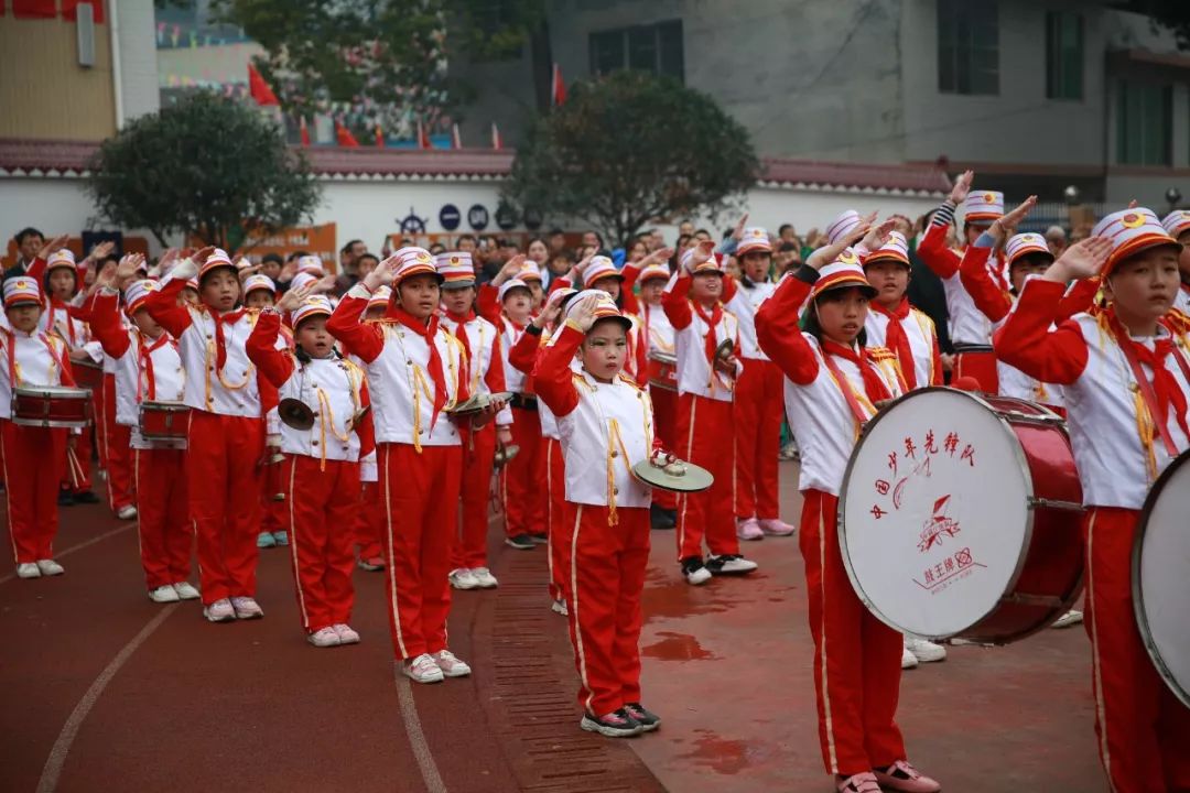 活动现场航拍 李骁 摄十年树木,百年树人,古蔺县双沙镇白沙小学历经