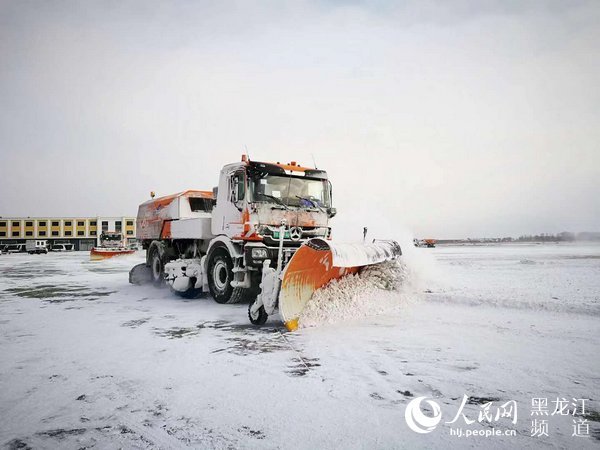 11月17日哈尔滨机场共90个航班受降雪天气影响已启动清冰雪预案