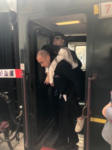 节食减肥女子列车上休克，贵州列车员紧急救援