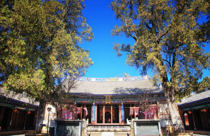 巍宝山巍宝山是一座道教名山,位于巍山县城东南方,风景优美.