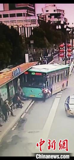 江苏盐城一公交车冲进站台撞伤2人，现场群众合力救人