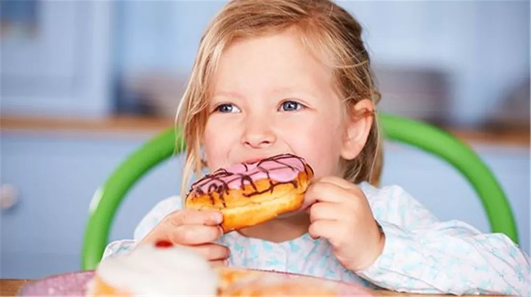 孩子吃饭慢，遭幼儿园老师“特殊对待”，新手妈妈如何应对？