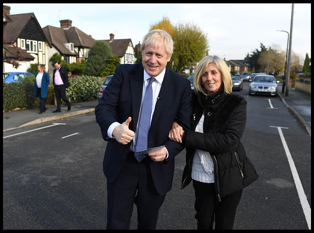 英国首相约翰逊出席竞选活动与支持者开心玩自拍_阿克斯布里奇