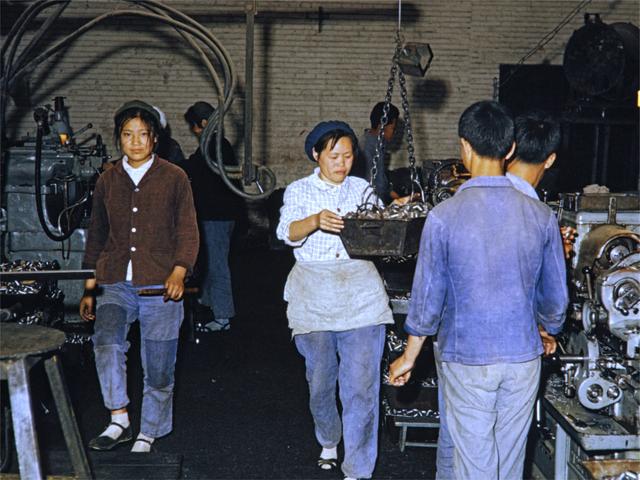 镜头下的国营大厂，中国一拖1973年_拖拉机