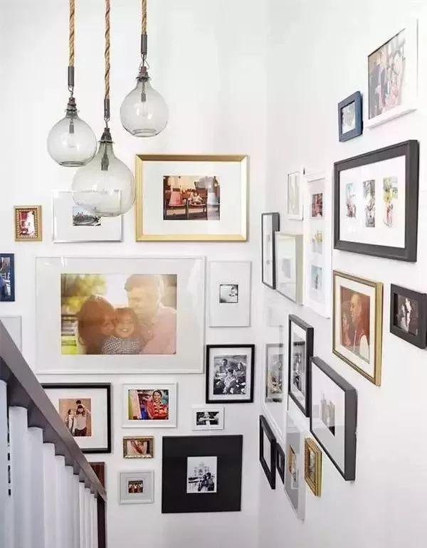 2019都快过完了,你家墙上还挂结婚照和十字绣