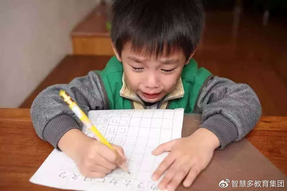 终于找到孩子写字慢的原因了,99%家长后悔才看到!