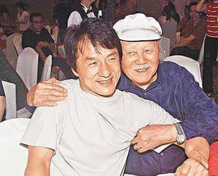 娱乐-成龙父亲葬礼, 房祖名悲伤, 妻子双膝跪地烧纸, 与两哥哥再不相认!