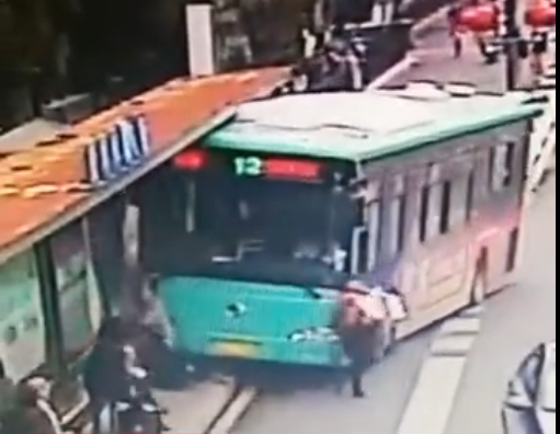 江苏盐城一公交车撞上候车乘客，2人受伤司机被停职