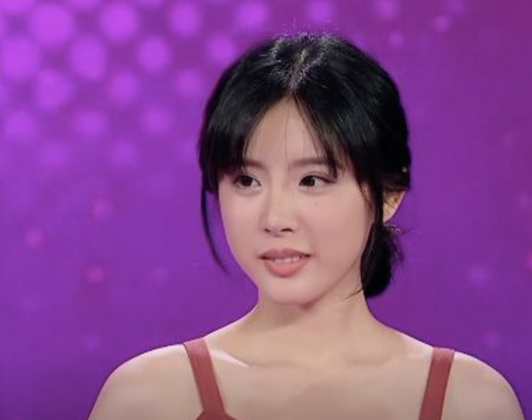 后来去《非常完美》当女嘉宾,清纯的长相让在场男嘉宾纷纷夸赞,也火了