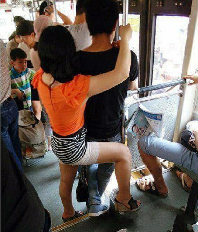 爆笑GIF图：妹子，你们这样在公车上大秀恩爱，胆子也太大了吧_段子
