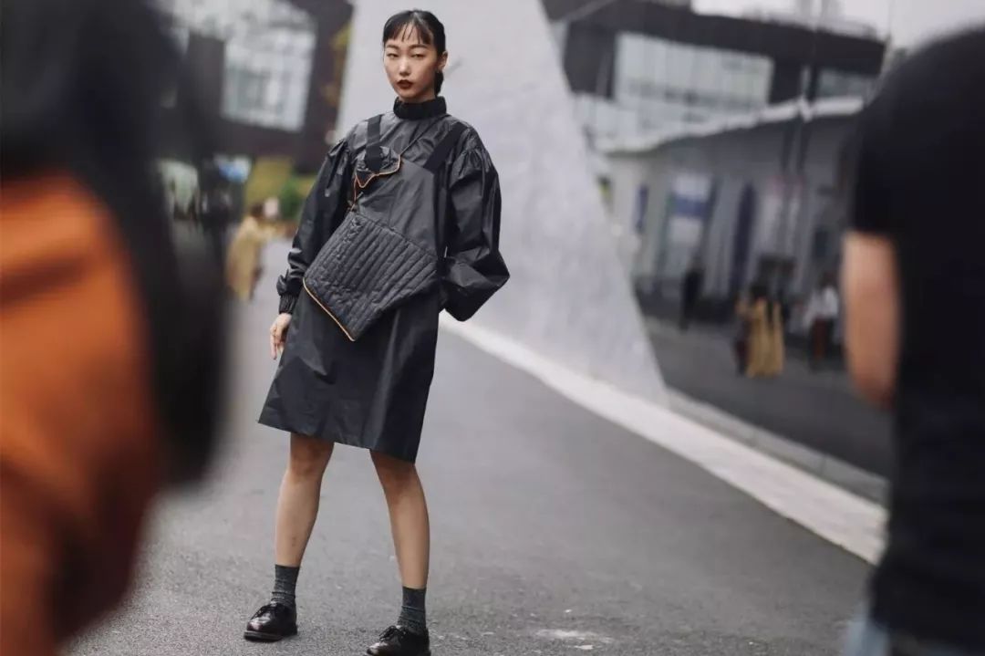 丑到呕!中国国际时装周,被英国Vogue官网