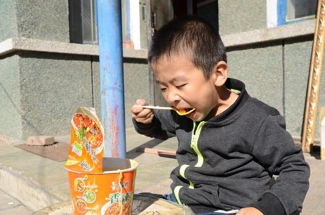 蓝象宝贝育儿■家里有娃的，死死管住孩子的嘴，4种零食别给吃，伤脾胃易生病