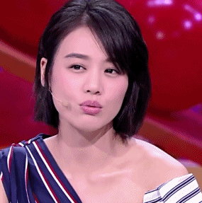 02 沙发演说家 茶余饭后,抱着手机刷着剧, 小两口便开始探讨起