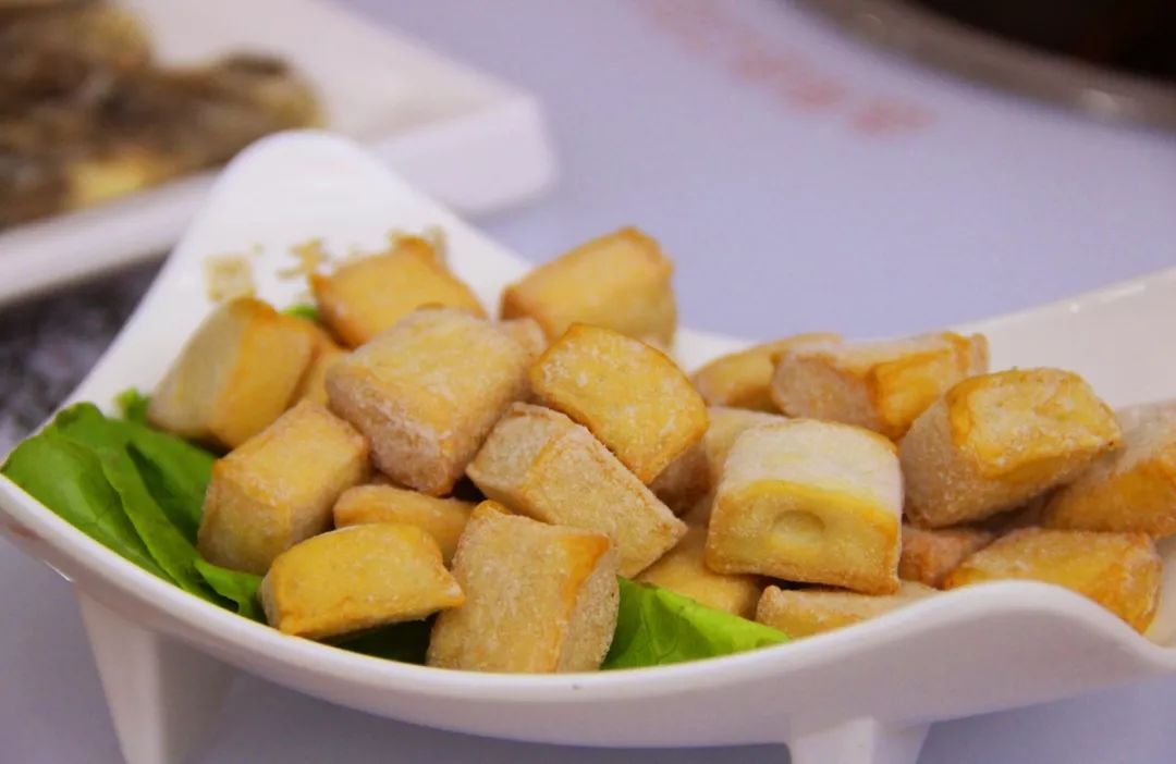 鱼豆腐于记鸭血乌鸡卷软糯香甜的红薯条,年糕,莲菜爽口清脆的黄瓜超多