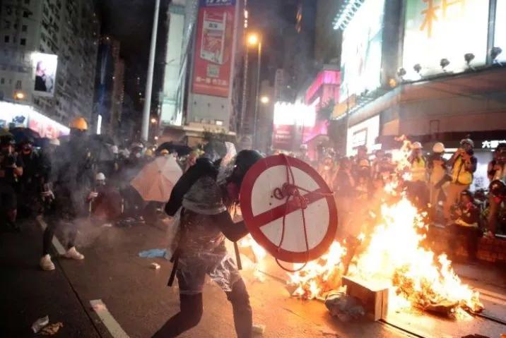 香港废青们连续多个月在香港组织各种暴力示威活动,香港近乎瘫痪.