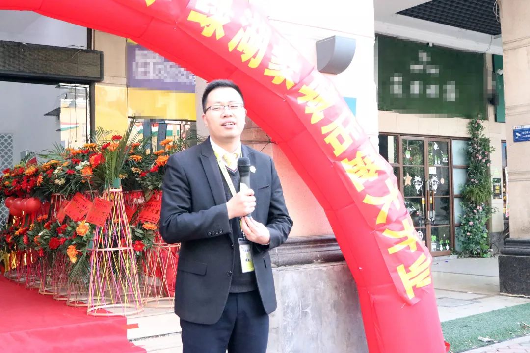 外滩店店长罗祠生翠苑路店店长卓双银区域经理也先继送上自己的祝福