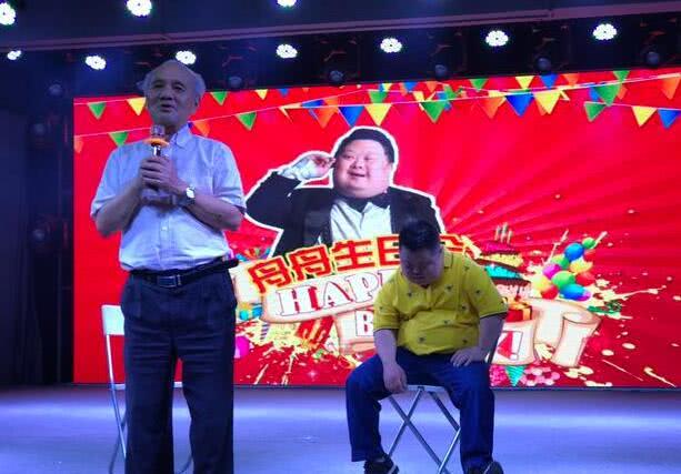 原创唐氏综合征的天才指挥家胡一舟曝出现状从神坛跌落到民间