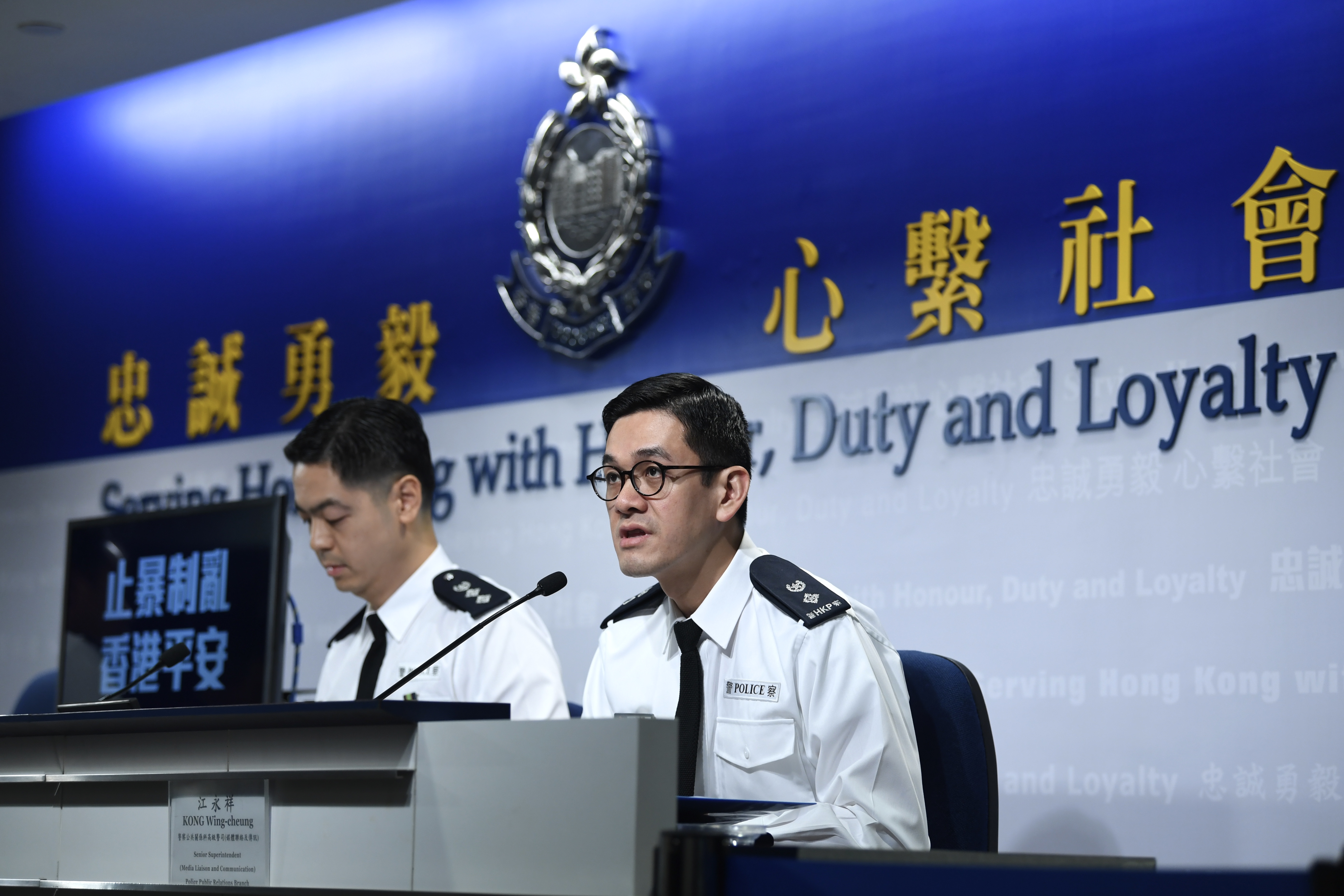 港警：理大拘捕或登记1100人，有暴徒恐吓离开者