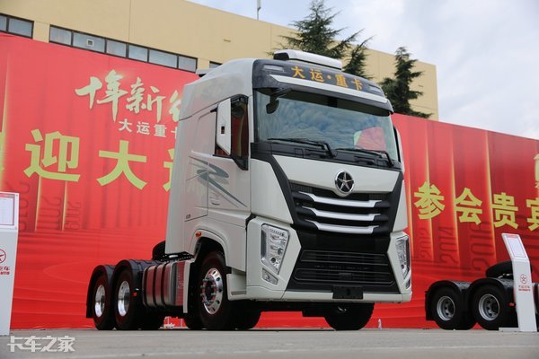 一改往日的低调,全新大运V9牵引车告诉你什么