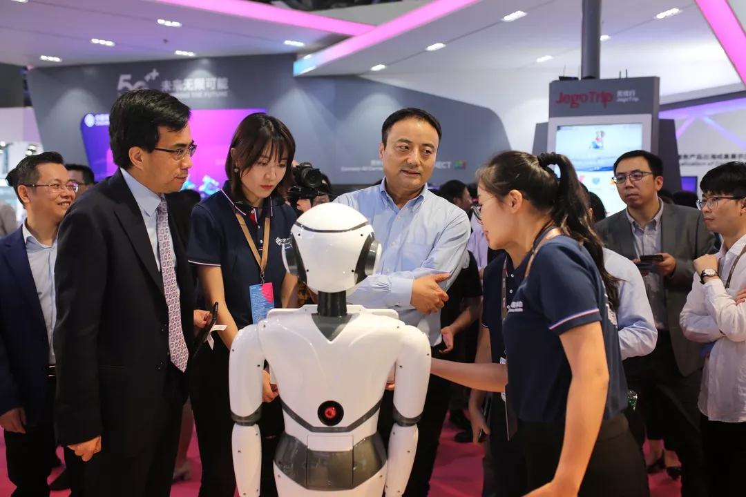 达闼科技与中国移动全面战略合作，开创5G+云端智能机器人新产业