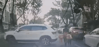 可怕！深圳一司机倒车时突然加速，将过路行人卷入车底