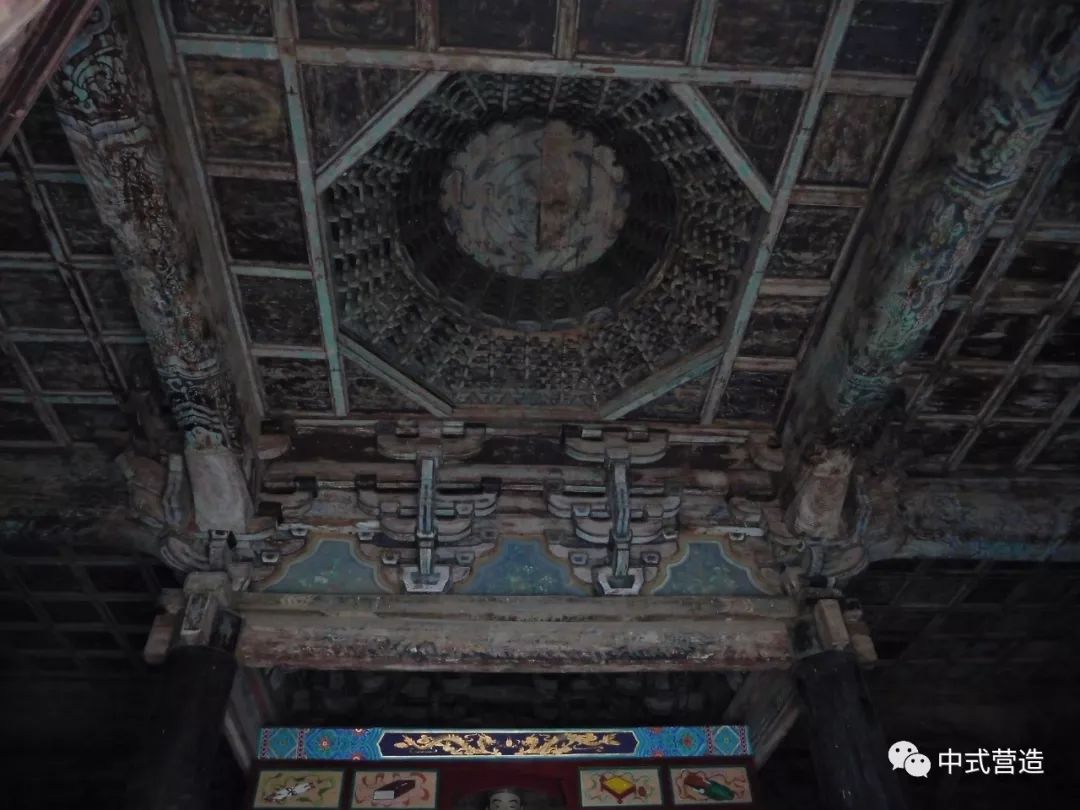 的壁画被小心抬出大殿拆移前的永乐宫历史老照片部分壁画图片来源网络
